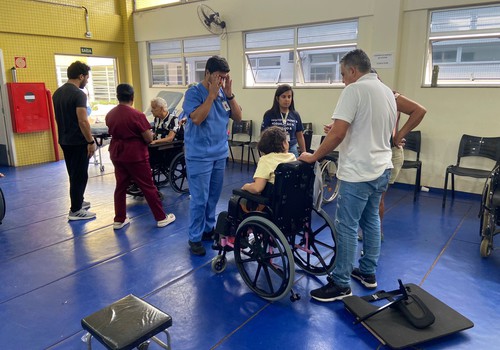 Pacientes se emocionam durante entregas de cadeiras de rodas no CER Totó Veloso em Patos de Minas