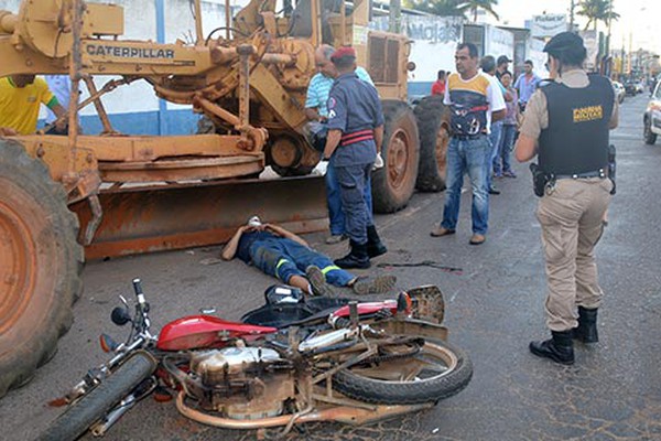 Motociclista atropela senhora em Patos de Minas e os dois têm que ser socorridos pelos Bombeiros 