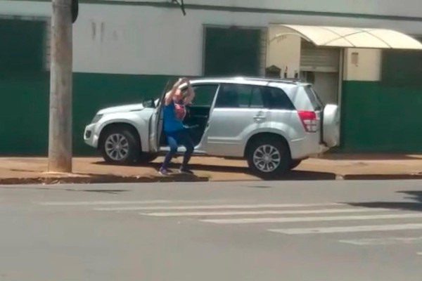 Condutora estaciona carro sobre calçada de avenida, dança no meio da via e vídeo viraliza nas redes