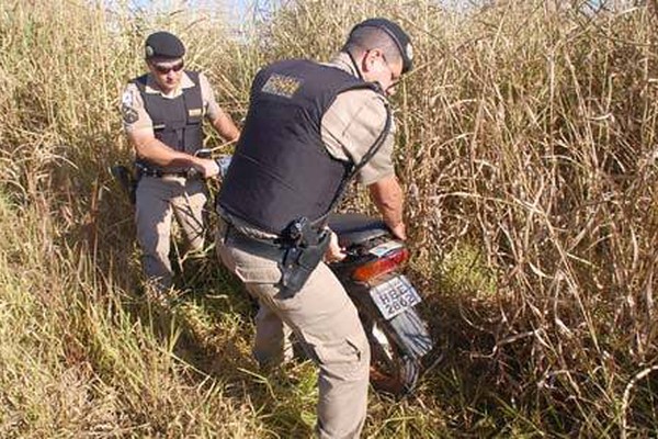 Polícia Militar encontra moto furtada em meio a mato no Distrito Industrial III