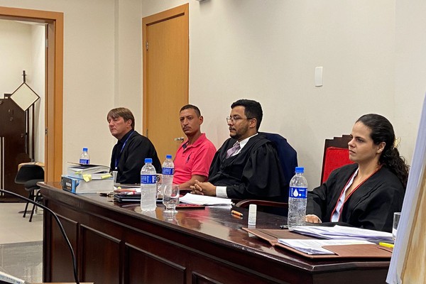 Homem que esfaqueou conhecido após desentendimento por conserto de moto é absolvido por legítima defesa