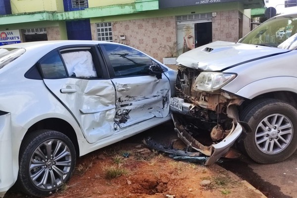 Motorista avança parada obrigatória e causa mais um acidente em Patos de Minas