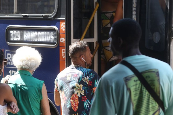 Governo libera R$ 2,5 bilhões para transporte público de idosos
