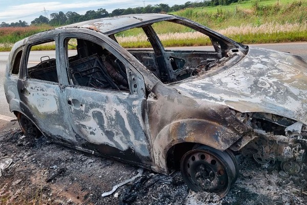 Incêndio consome veículo quando motorista seguia pela MG 410, em Presidente Olegário