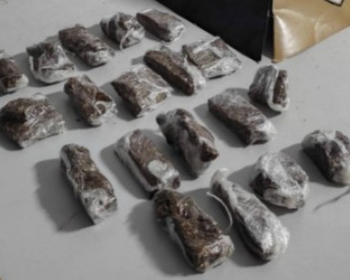 Jovem vai morar de favor após se desentender com a mulher e polícia encontra 19 tabletes de maconha na casa