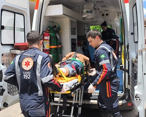 Pedestre é atropelado no Centro de Patos de Minas e tem que ser socorrido pelo SAMU