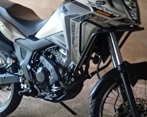 Ladrões furtam moto de dentro de garagem e morador pede ajuda para recuperar veículo