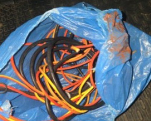 Homem é preso com alicate após escalar padrão e cortar fiação de obra em Patos de Minas