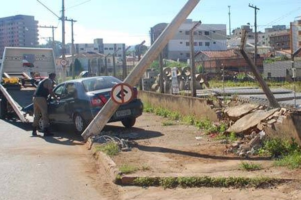 Motorista com sintomas de embriaguez derruba poste na Fátima Porto