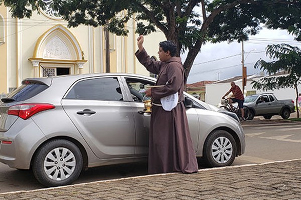 Motoristas fazem fila para receber a “Bênção dos Carros” realizada pelos padres Capuchinhos