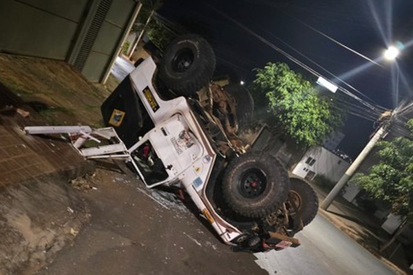 Carro perde os freios, bate em muro e capota no bairro Alto dos Caiçaras