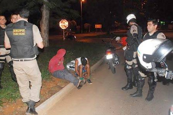 PM flagra tráfico de drogas no bairro Planalto e leva duas pessoas para a Delegacia