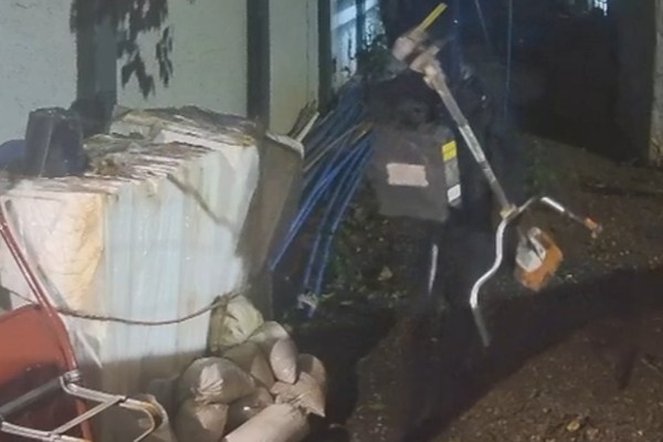 Imagens mostram homem furtando ferramentas de floricultura no bairro Alto Caiçaras em Patos de Minas