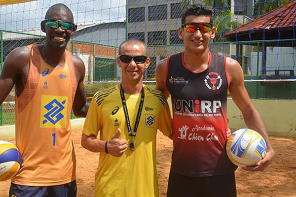 Atletas profissionais de vôlei de areia treinam em Patos de Minas em busca de títulos nacionais