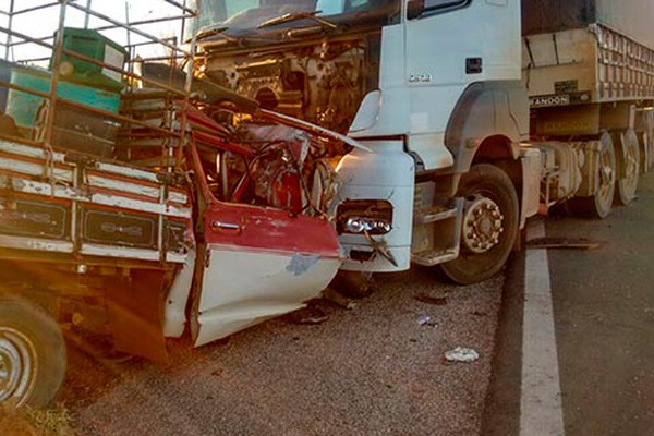 Motorista morre após bater de frente com carreta na BR-040, em João Pinheiro