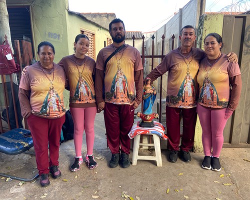 Fé move família de Patos de Minas em caminhada de 145 km até Romaria: "Quem acredita não sente dor"