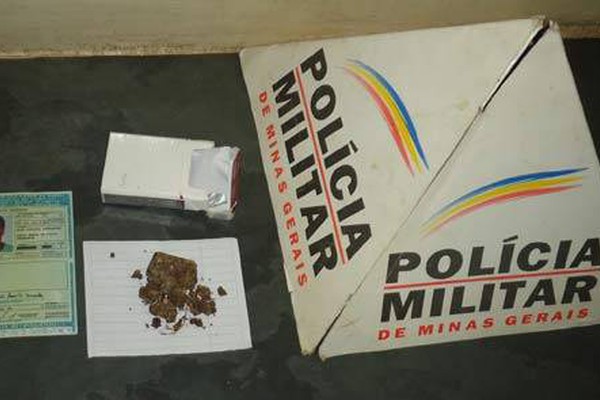 Polícia Militar Rodoviária encontra maço de cigarro recheado de maconha na MG354