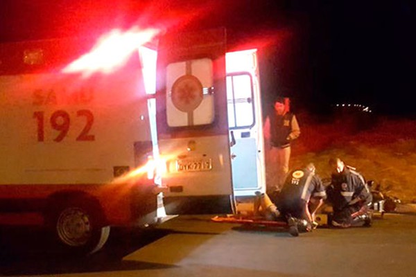 Passageira fica ferida e motociclista inconsciente em batida contra um poste na Tomaz de Aquino