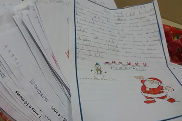 Mais de 300 cartinhas endereçadas ao Papai Noel já estão nos correios de Patos de Minas