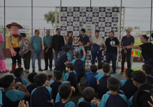 Prefeitura entrega quadra revitalizada e coberta para os moradores do bairro Alto Limoeiro