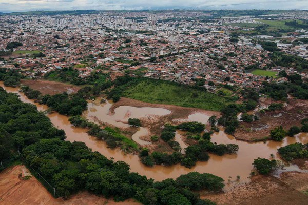 Rio Paranaíba sobe 70 centímetros durante a noite e reforça preocupação da Defesa Civil