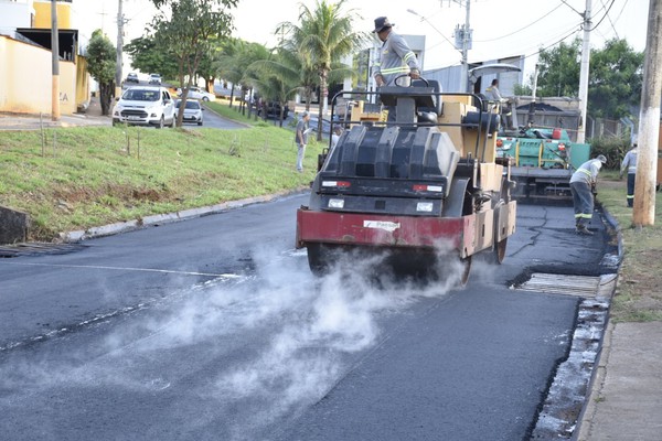 Dr. Hely destina 340 mil e prefeitura restaura pavimento de avenida importante no bairro Ipanema