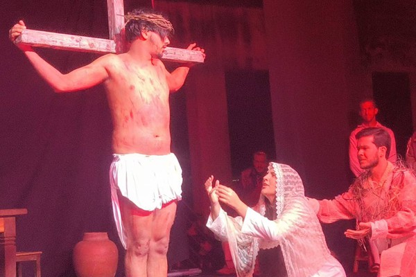 Encenação da Paixão de Cristo leva muita emoção e reflexão a milhares de pessoas em Patos de Minas