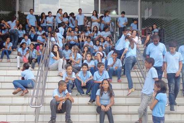 Professores do CAIC levam alunos ao cinema e realizam sonhos