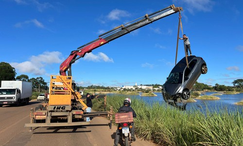 Motorista perde o controle da direção na MG 235 e carro vai parar dentro de represa em São Gotardo