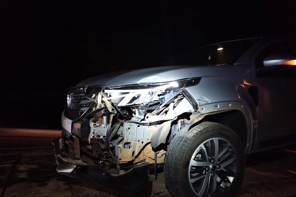 Motorista de picape inicia manobra pra sair do acostamento e atinge caminhonete na BR365