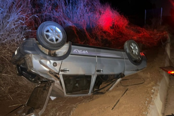 Carro vai parar com as rodas para o alto e motorista acaba preso em Patos de Minas