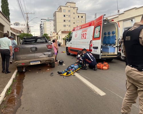 Motociclista e passageira ficam feridos em acidente envolvendo três veículos em Patos de Minas