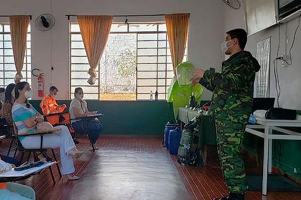 Profissionais recebem capacitação do Exército para desinfecção de ambientes em Patos de Minas