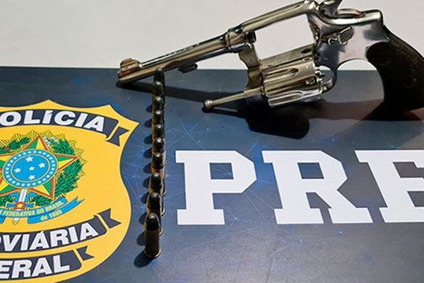 Motociclista com arma de fogo carregada é preso pela PRF na BR 365, em Patos de Minas