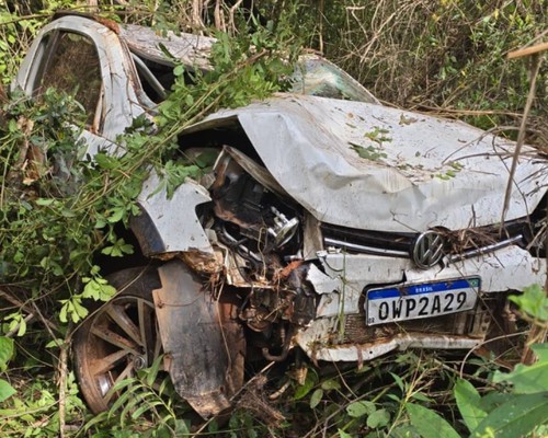 Nasceu de novo: veículo desce ribanceira de quase 200 metros na MGC 354 e motorista sobrevive