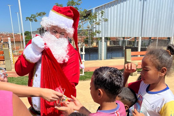 OnNet leva presentes a crianças carentes de Patos de Minas e lança campanha de Natal