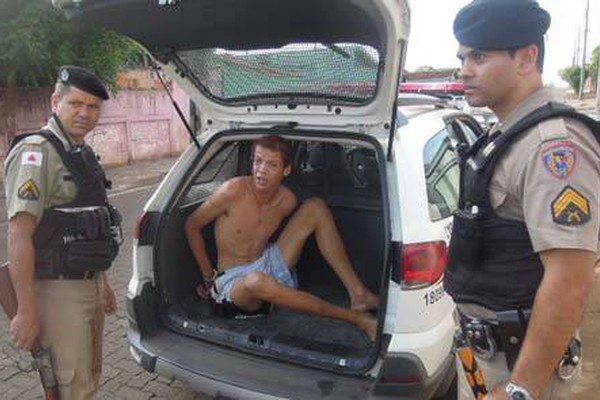 Jovem é preso com arma de fogo, munições e espada no bairro Caramuru