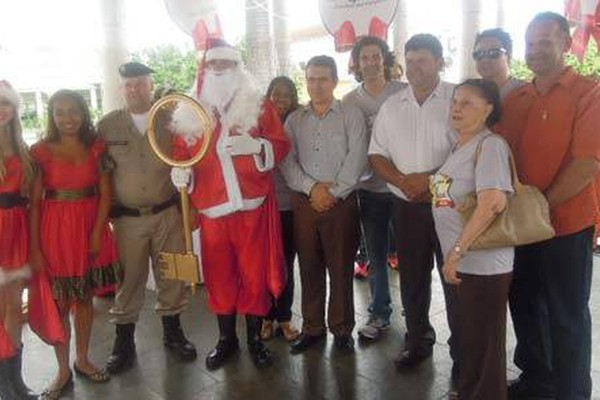 Papai Noel recebe a chave da cidade e faz a alegria das crianças no Coreto