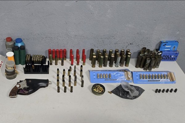 Homem posta fotos ostentando arma de fogo e munições e acaba preso em Patos de Minas