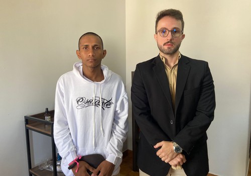 Jovem que ficou quase uma semana preso em Patos de Minas após erro judicial busca reparação