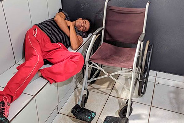 Cadeirante de 46 anos é preso com drogas, arma de fogo e munições em Patos de Minas