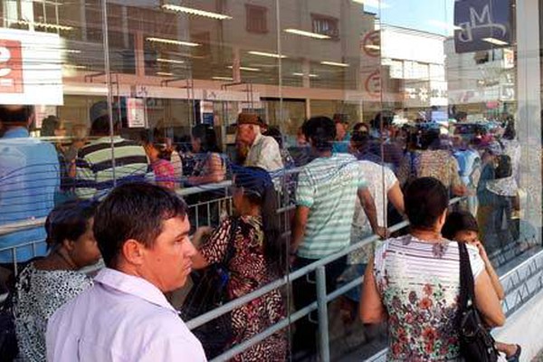 Aposentados passam horas na fila para receber benefício em Patos de Minas