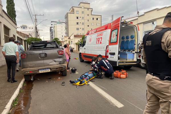 Motociclista e passageira ficam feridos em acidente envolvendo três veículos em Patos de Minas