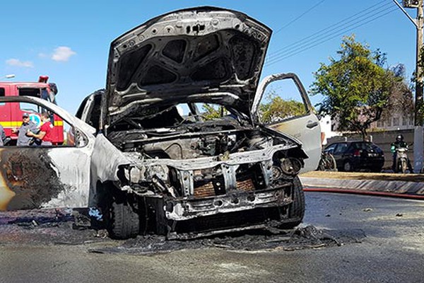Carro se incendeia no meio de avenida, Bombeiros agem rápido, mas fogo destrói veículo
