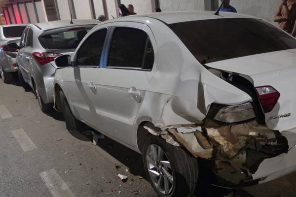 Após beber caixas de cerveja, motorista atinge carro estacionado e, por efeito dominó, mais 2 veículos em Patos de Minas