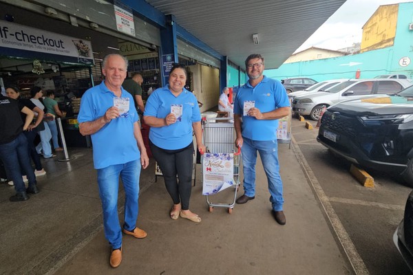 Rotarianos passam o fim de semana arrecadando donativos para a Campanha de Natal