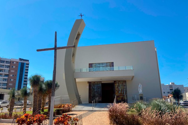 Homem entra na Igreja do Rosário, vai até a sacristia e furta celular em Patos de Minas