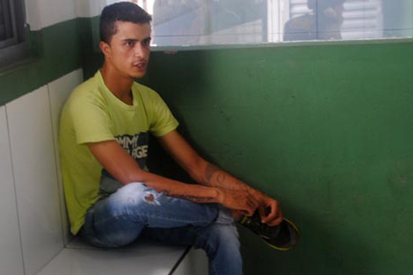 “Só dá fiança”, diz jovem preso após invadir residência e levar dinheiro em Patos de Minas