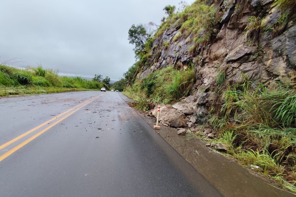 Deslizamentos de pedras na MGC-354 entre Patos e Presidente Olegário servem de alerta para motoristas