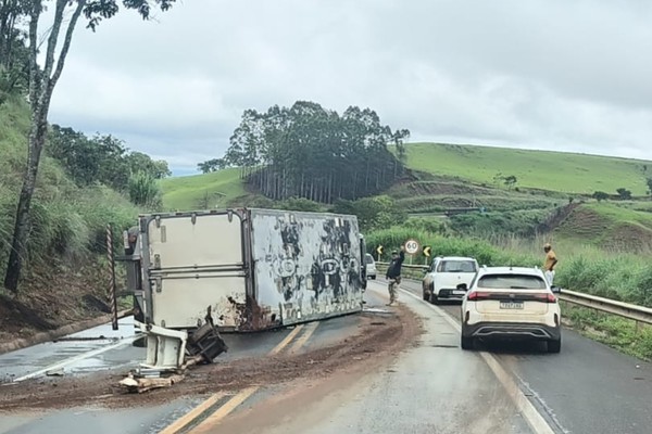 Caminhão tomba na BR 365 e dificulta o tráfego próximo à "Curva da Morte", em Patos de Minas